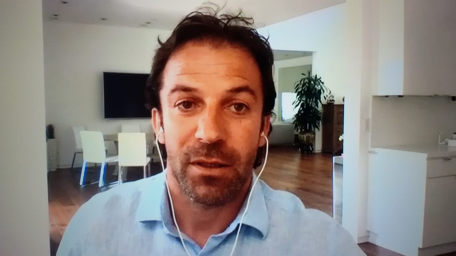 Del Piero show a Sky. Va in onda in costume e si fa la barba durante la pausa