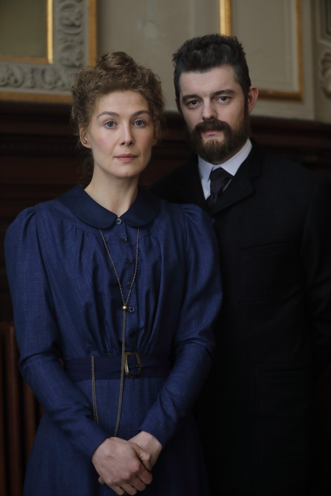 Radioactive: foto e poster del biopic con Rosamund Pike (In digitale dal 15 luglio)