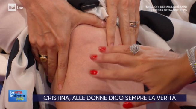 La vita in diretta, Andrea Delogu: “Anche io ho la cellulite”. E la mostra alla telecamera