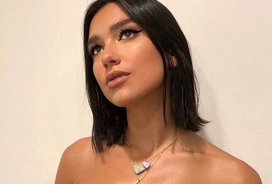 Dua Lipa compie 25 anni: vero nome, età, curiosità sulla cantante (e sul NO ricevuto per entrare in un coro)