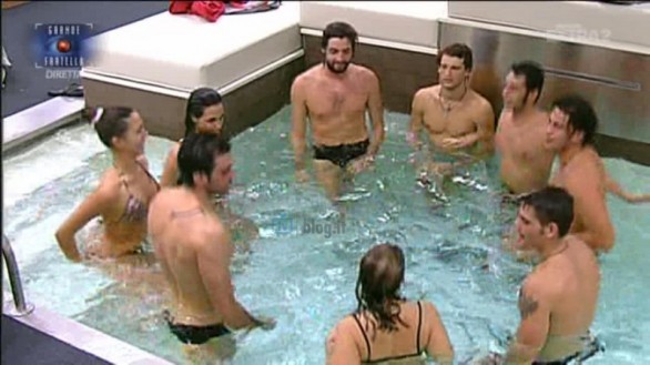 Grande Fratello 11 – Dal Live 20/10/2010 tutti in piscina