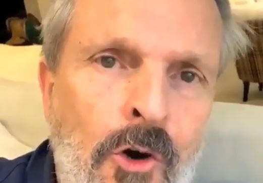Manifestazione in piazza a Madrid, Miguel Bosè la sostiene: “Siamo totalmente in disaccordo con l’obbligo di indossare la mascherina in ogni momento e in tutti i luoghi pubblici”