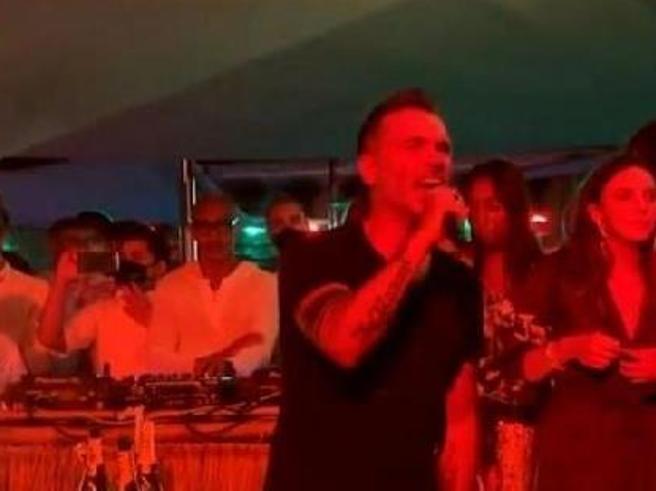 Nek, polemiche per il “concerto” privato al Twiga. Lui spiega: “Ho commesso una leggerezza”