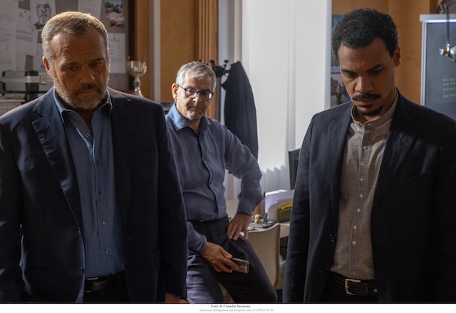 Nero a metà 2, la conferenza stampa: “Un evento stravolgerà la squadra; è un racconto costruito su vari livelli”