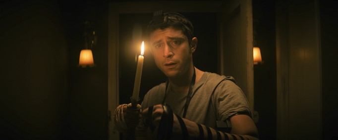 The Vigil: foto e poster del film horror di Keith Thomas (Al cinema dal 10 settembre)