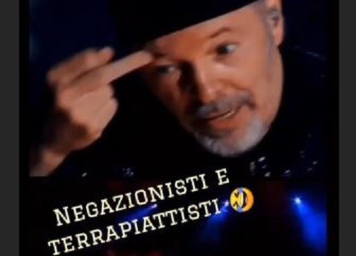 Vasco Rossi su Instagram contro negazionisti e terrapiattisti: “F*ttetevi da soli, a voi” (video)