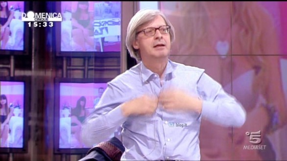 Vittorio Sgarbi si spoglia a Domenica Cinque