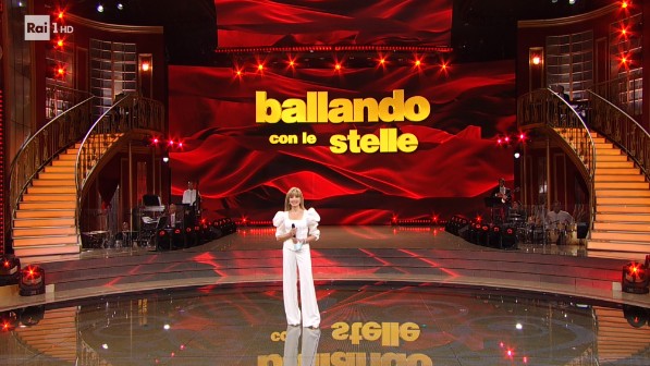 Ballando con le Stelle, Milly Carlucci inizia in bianco: “Non mi sembra vero di essere qui”