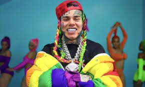 6ix9ine, il nuovo album TattleTales: le previsioni di vendita crollano e il rapper polemizza