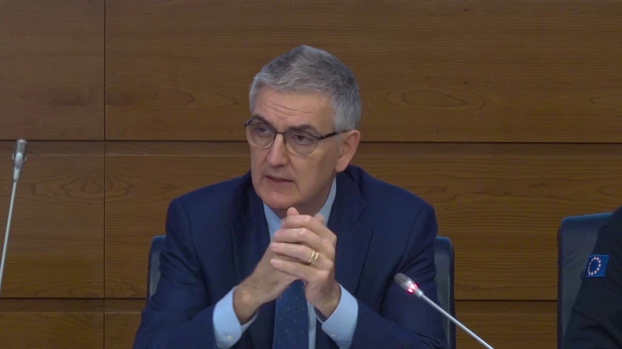 Brusaferro: “Calo contagi lento ma continuo”. Sicilia e Sardegna gialle da lunedì