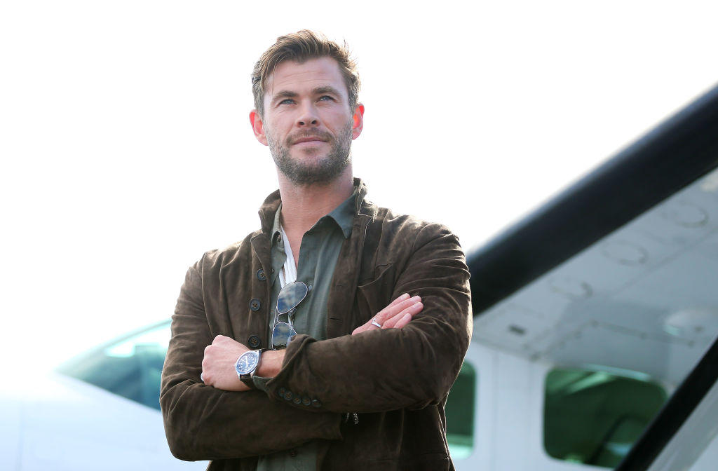 Chris Hemsworth e Miles Teller protagonisti del film Spiderhead di Netflix