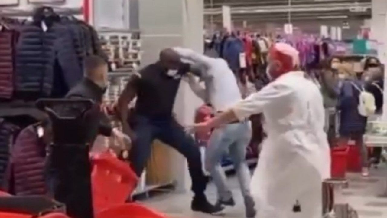 Crema: clienti senza mascherina in supermarket, scatta la rissa (VIDEO)