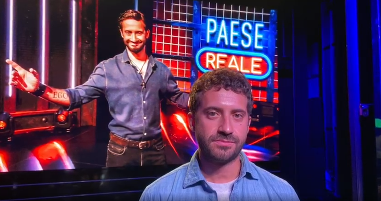 Edoardo Ferrario: “Con Paese Reale su RaiPlay prendo in giro i talk show dove le opinioni scavalcano i fatti” (VIDEO)