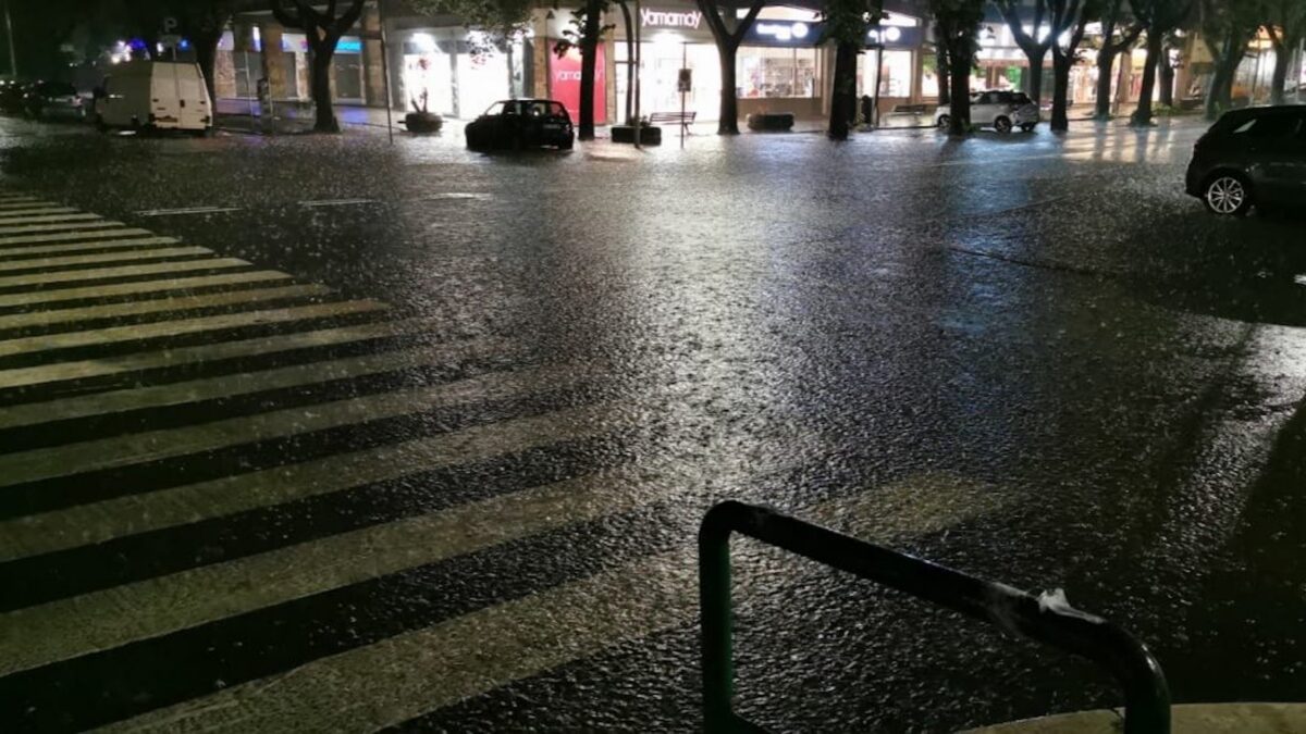 Roma, bomba d’acqua manda in tilt la città