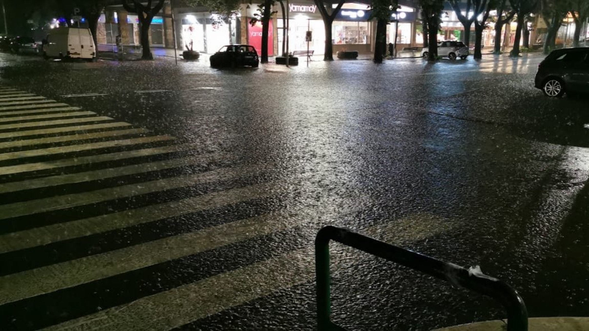 Roma, bomba d’acqua manda in tilt la città