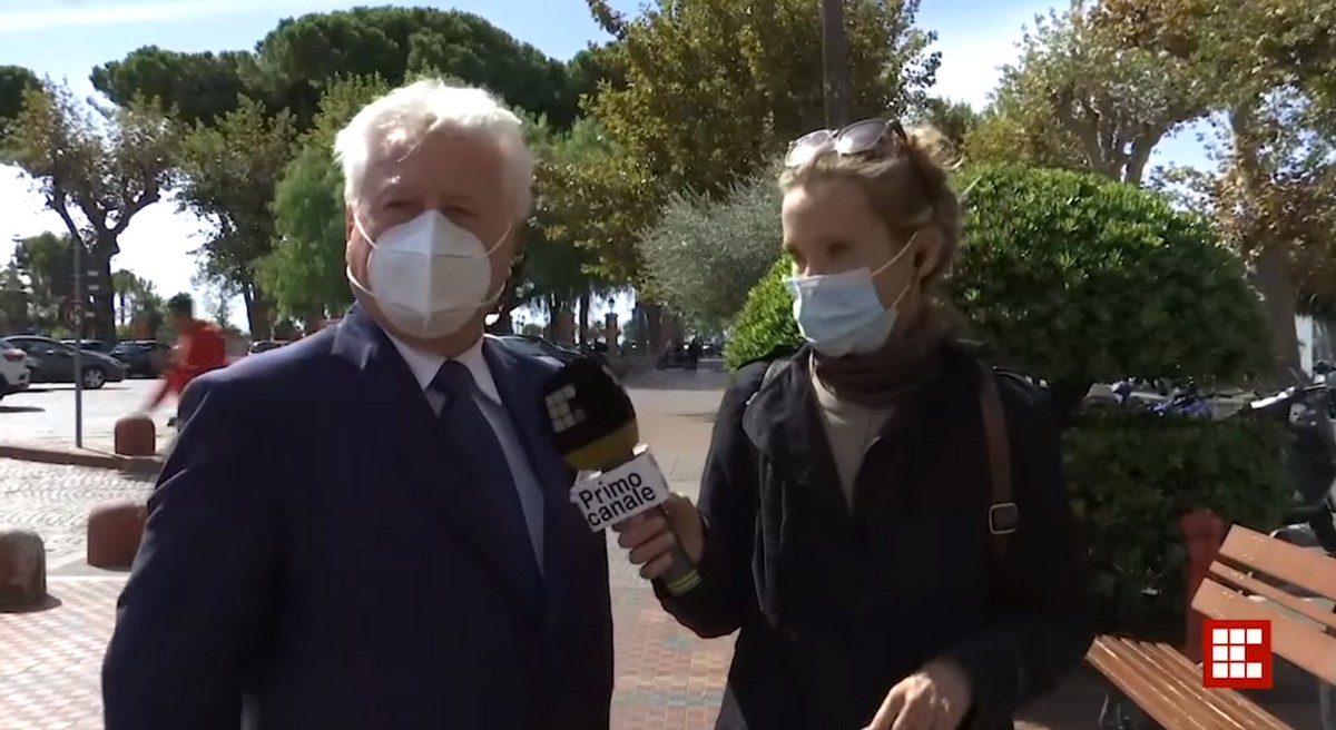 Il sindaco di Ventimiglia derubato mentre è in diretta tv: “Mi hanno portato via il giaccone” (Video)