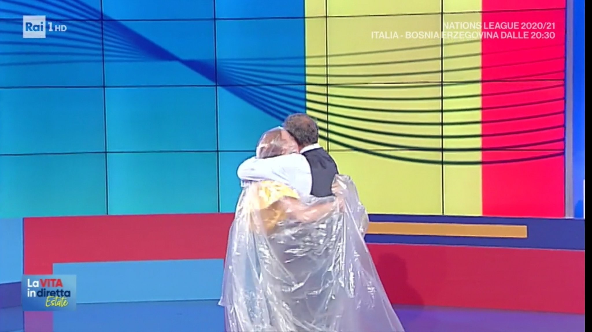 Andrea Delogu e Marcello Masi si congedano da La Vita in diretta estate con un abbraccio (VIDEO)
