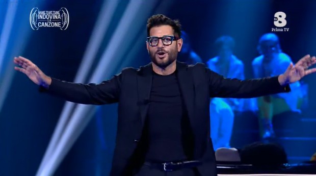 Name That Tune – Indovina la Canzone: TV8 eleva la tv pop generalista ma il risultato finale è una fotocopia