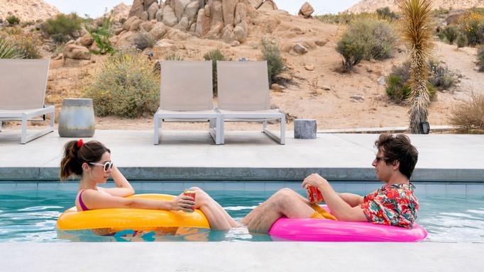 Palm Springs: foto e poster della commedia con Andy Samberg (Al cinema dal 29 ottobre)