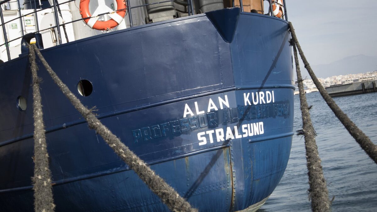 Migranti, Viminale autorizza sbarco dell’Alan Kurdi: “L’80% sarà trasferito in altri Paesi europei”