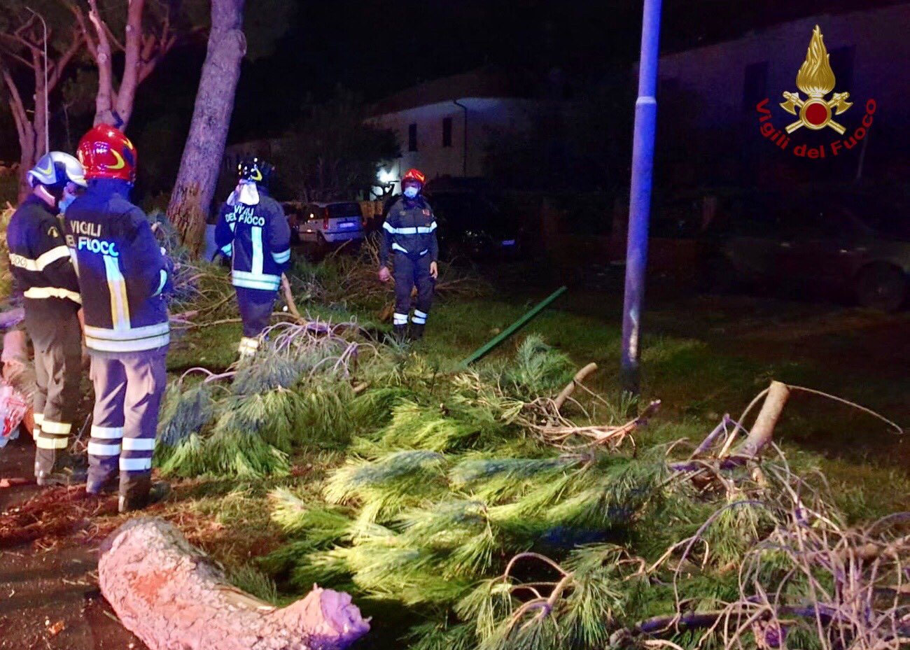 Maltempo da Nord a Sud: trombe d’aria e alberi abbattuti, 1000 interventi dei Vigili del Fuoco