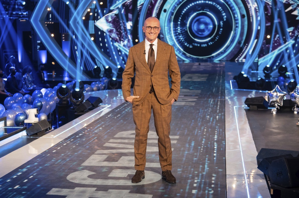 Alfonso Signorini: “Al GF gli imprevisti non hanno filtri. Io sono cinico, chi fa televisione non lo è?”