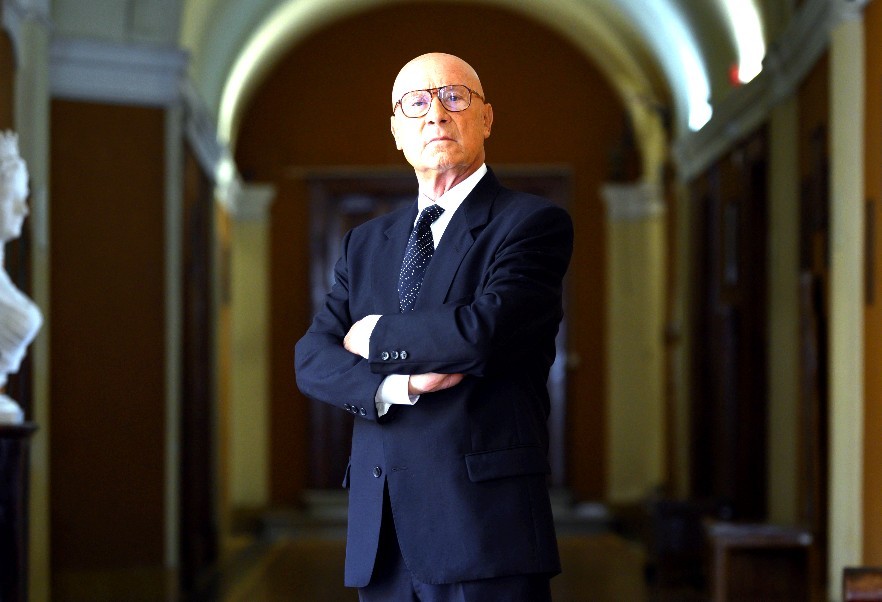 Paolo Bosisio, preside del Collegio: “Nei ragazzi di oggi poco rispetto ed educazione. I social? Quando il virtuale danneggia il reale”