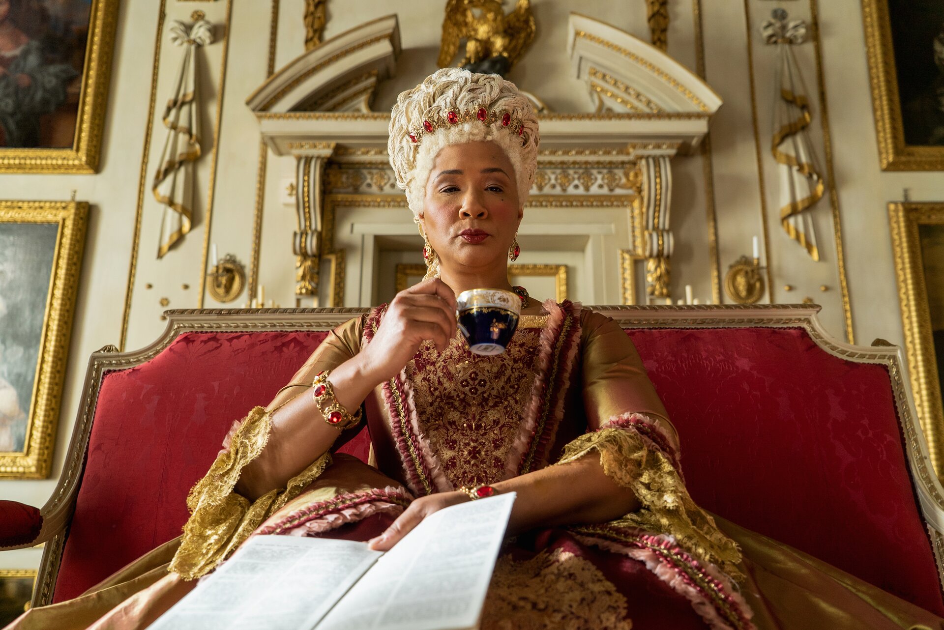 Bridgerton si espande, arriva lo spinoff dedicato alla giovane Regina Charlotte