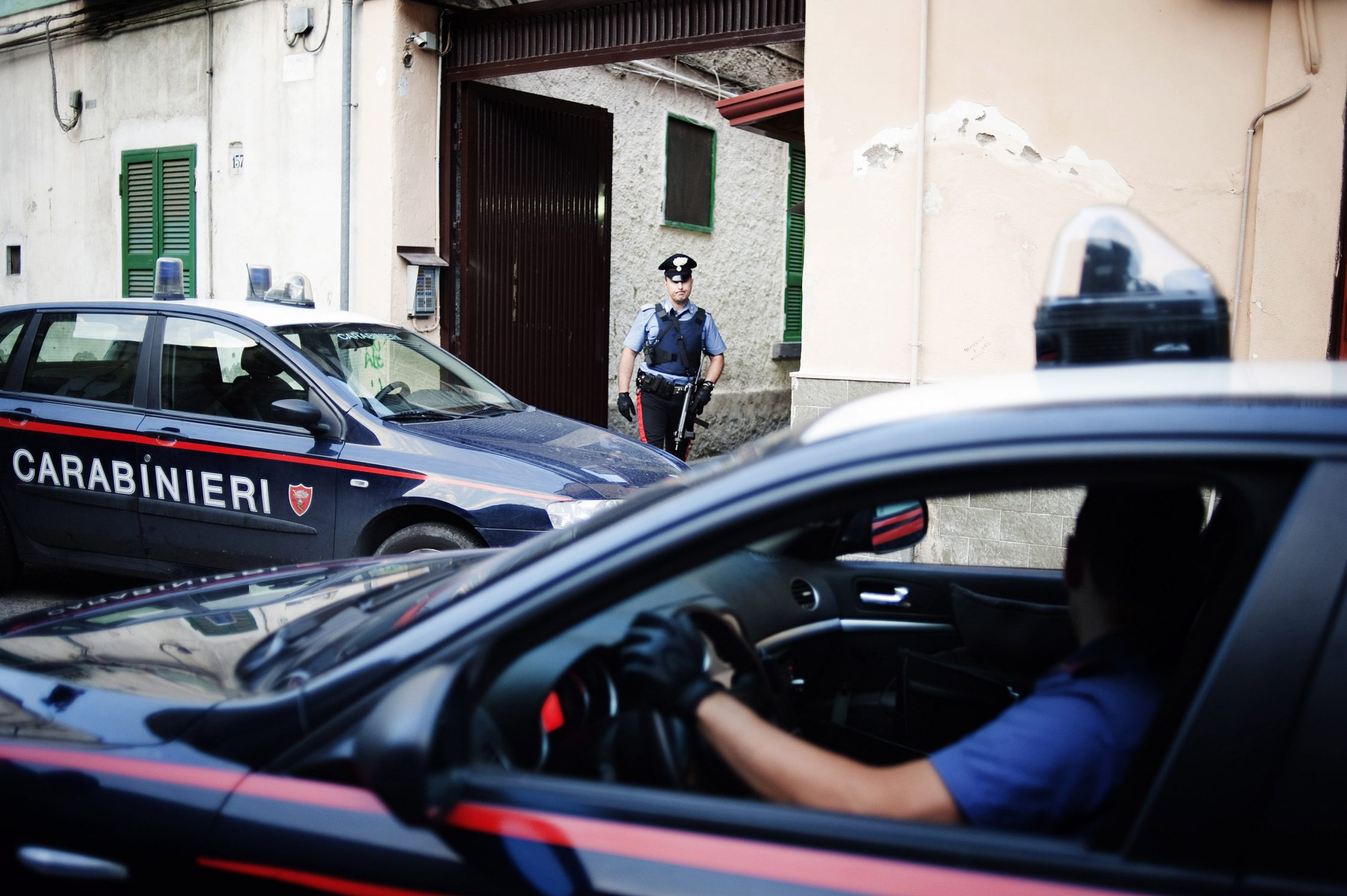 Torino, tenta di violentare e strangolare una donna: arrestato 17enne