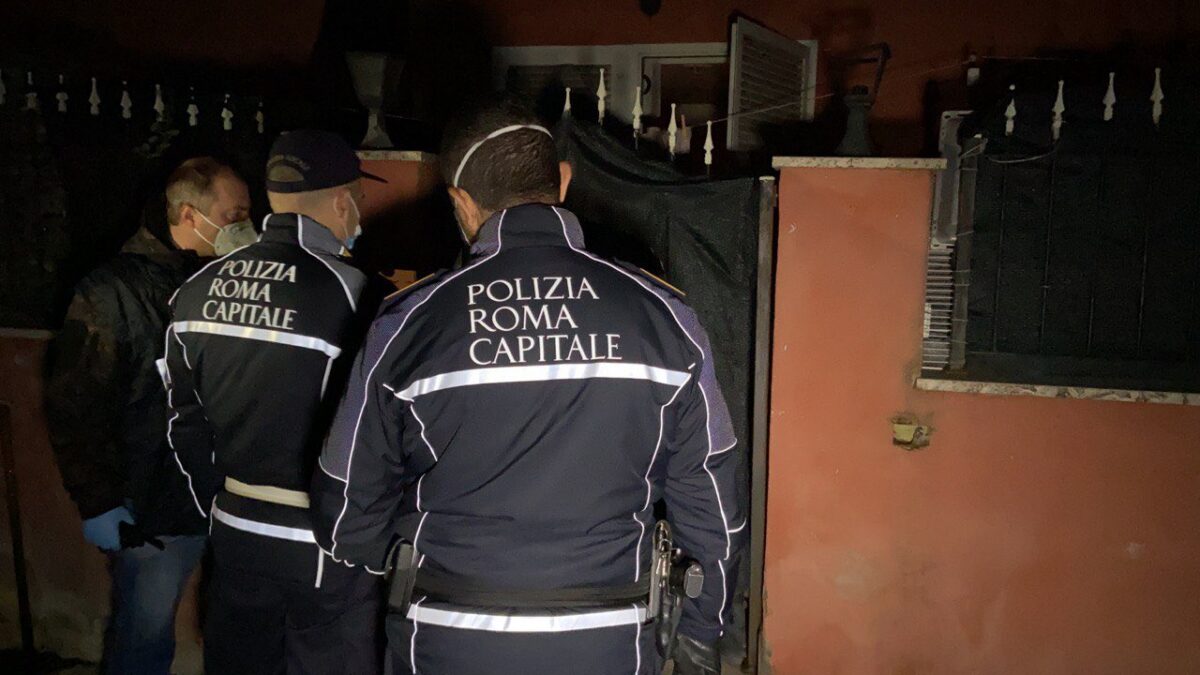 Roma, demolite case e ville con piscina del clan Casamonica