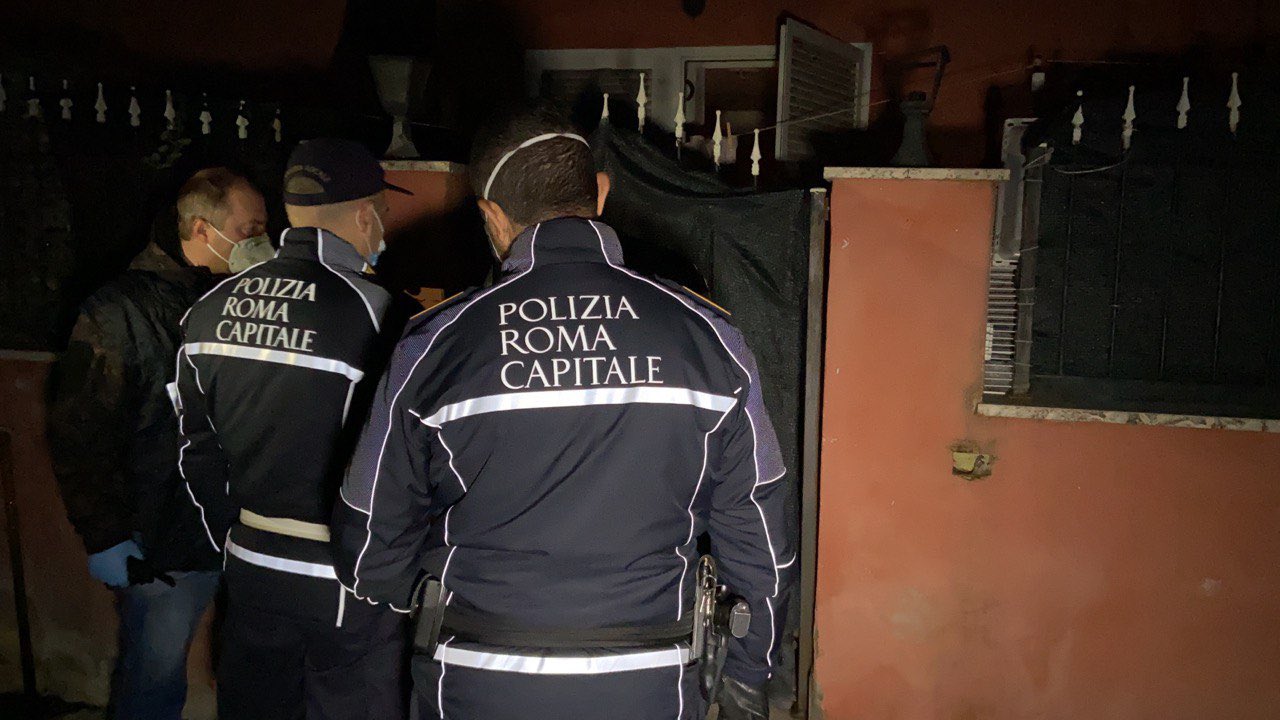 Roma, demolite case e ville con piscina del clan Casamonica