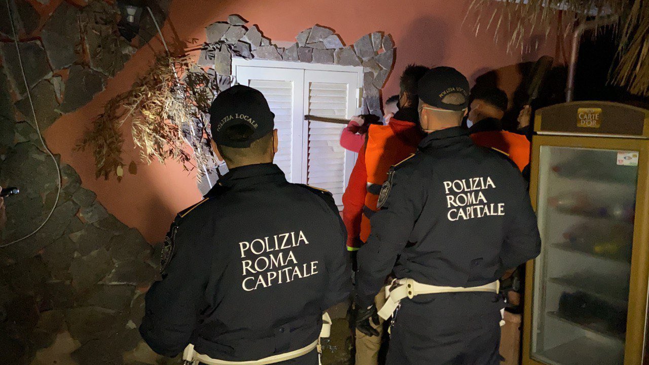 Demolite case e ville con piscina del clan Casamonica