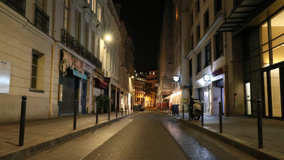 Francia, prima notte di coprifuoco a Parigi e altre 8 città