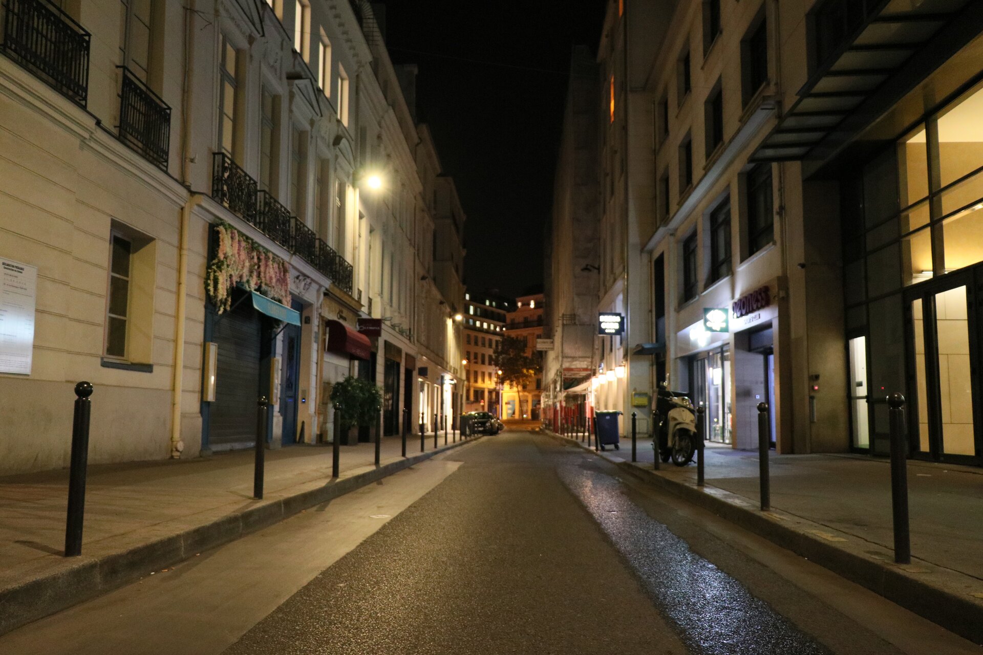 Francia, prima notte di coprifuoco a Parigi e altre 8 città
