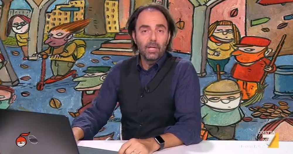Di Martedì, lo sketch di Marcorè disturbato da voci e rumori (Video)