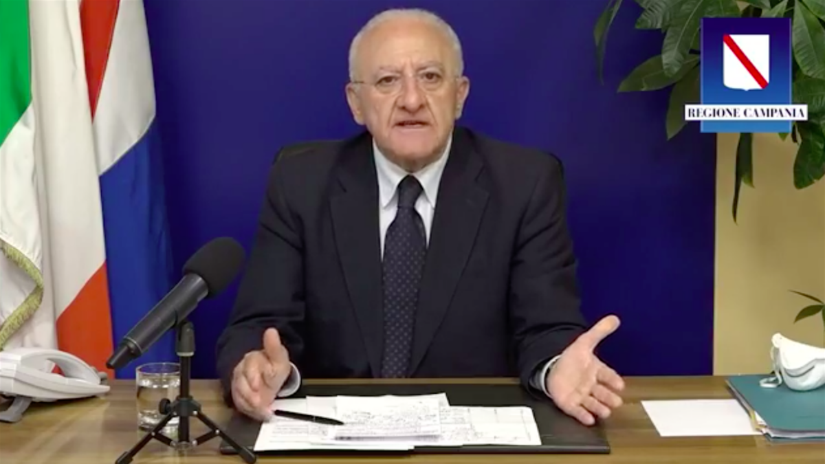 De Luca: “Si va verso un paradosso: chi oggi non chiude si bloccherà a Natale”