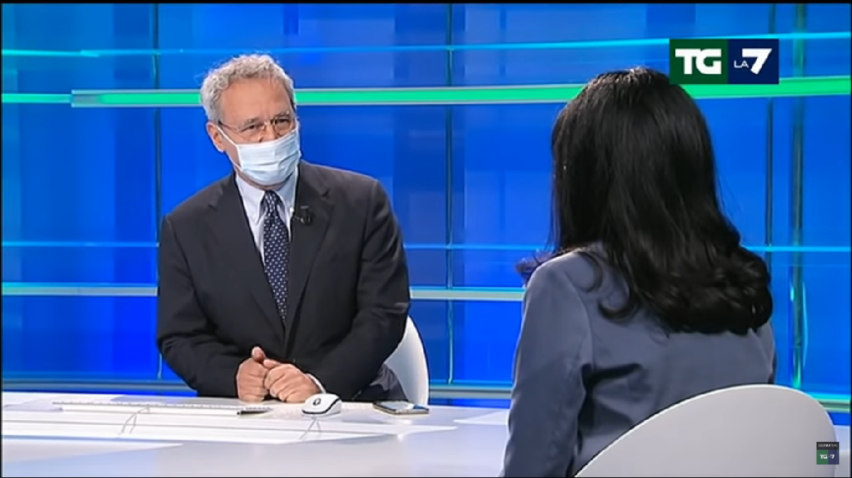 TgLa7, Enrico Mentana intervista Azzolina con la mascherina: “Da oggi è necessario”