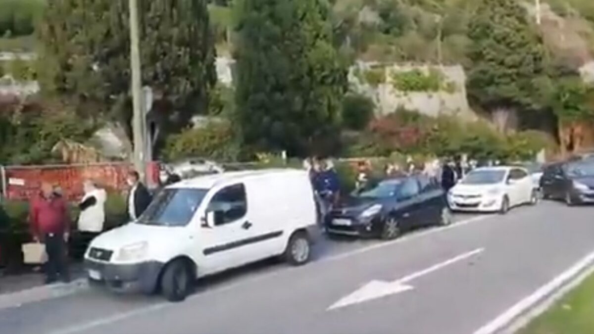 In attesa del lockdown, code di francesi a Ventimiglia: ecco perché (VIDEO)