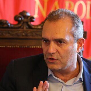 Luigi De Magistris contro Vincenzo De Luca su scuole