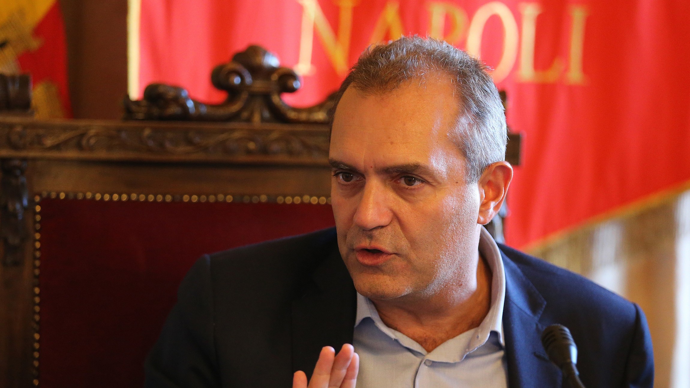 De Magistris contro De Luca: “Chiudere le scuole è un errore strategico”
