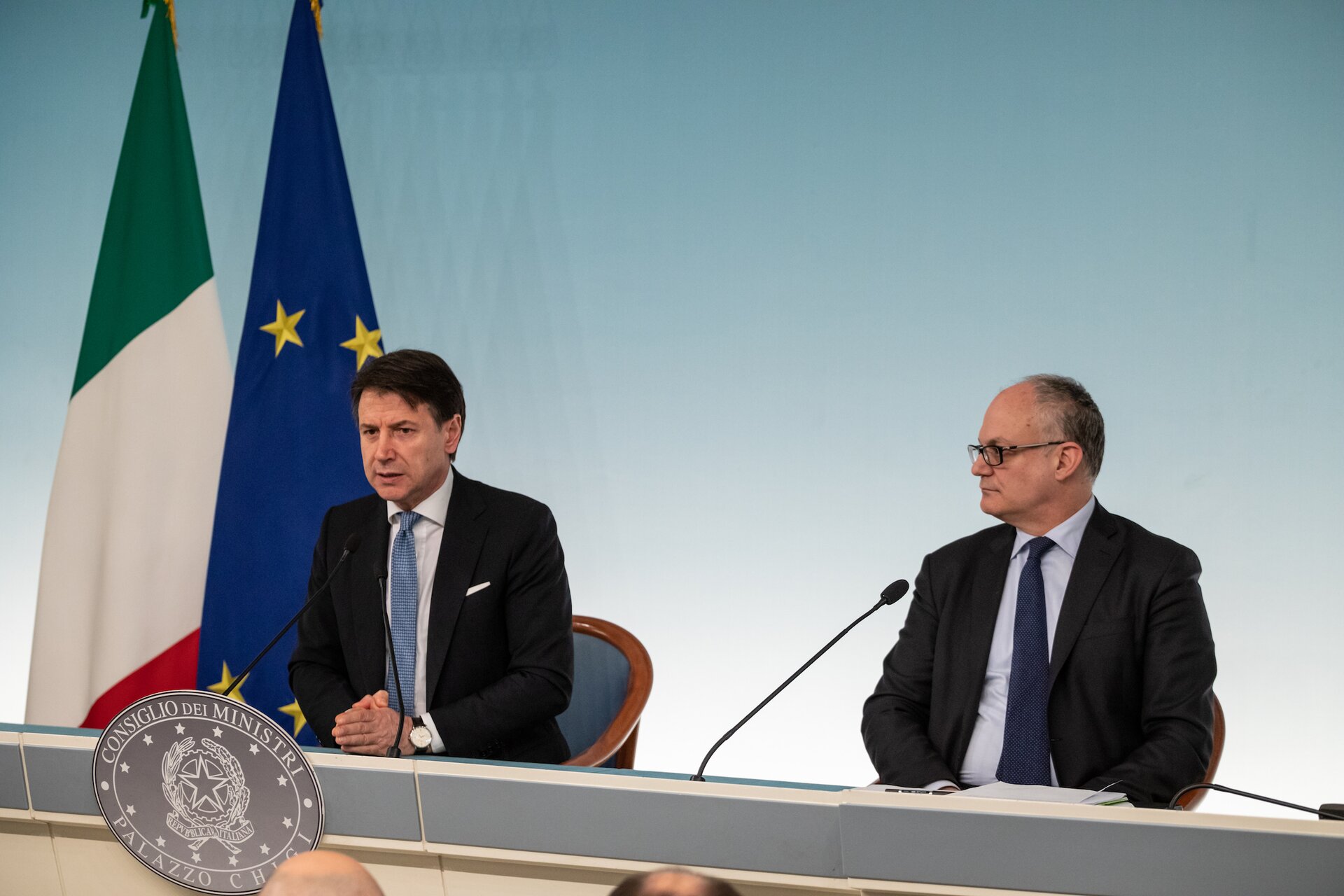 Conte e Gualtieri presentano la manovra da 39 miliardi: “Nessuna nuova tassa, assegno universale da luglio”