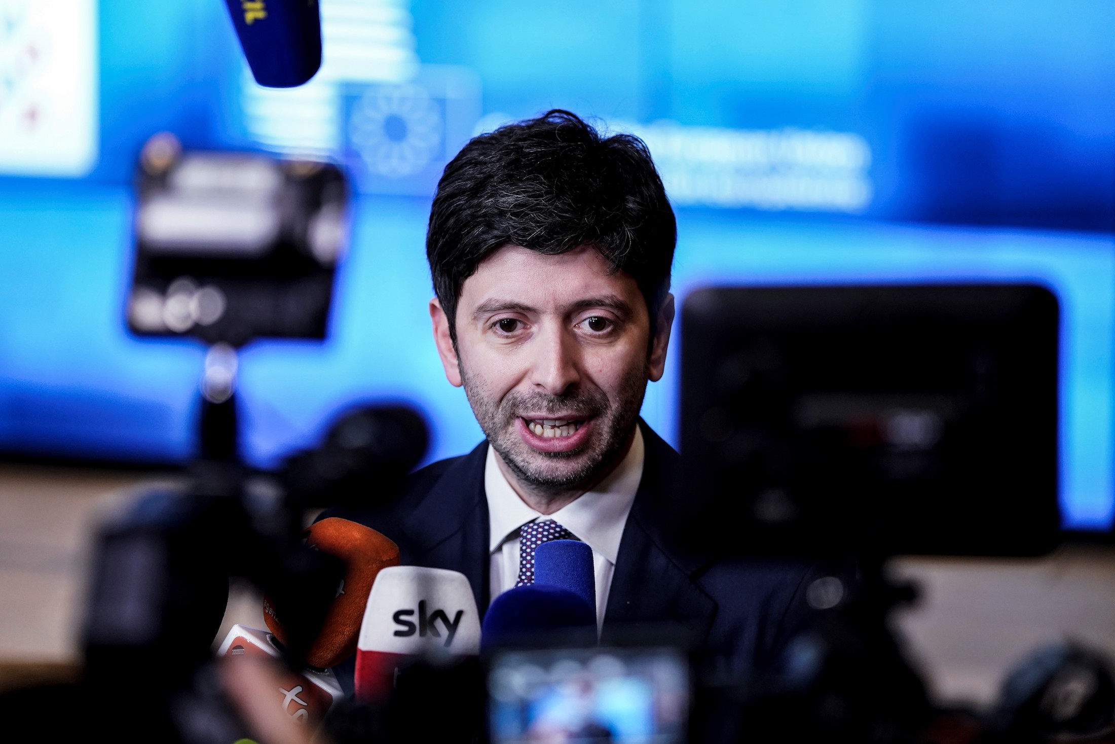 Vaccino Covid, Speranza: “Non ci sarà obbligo dall’inizio” Renzi: “Serve l’Esercito”