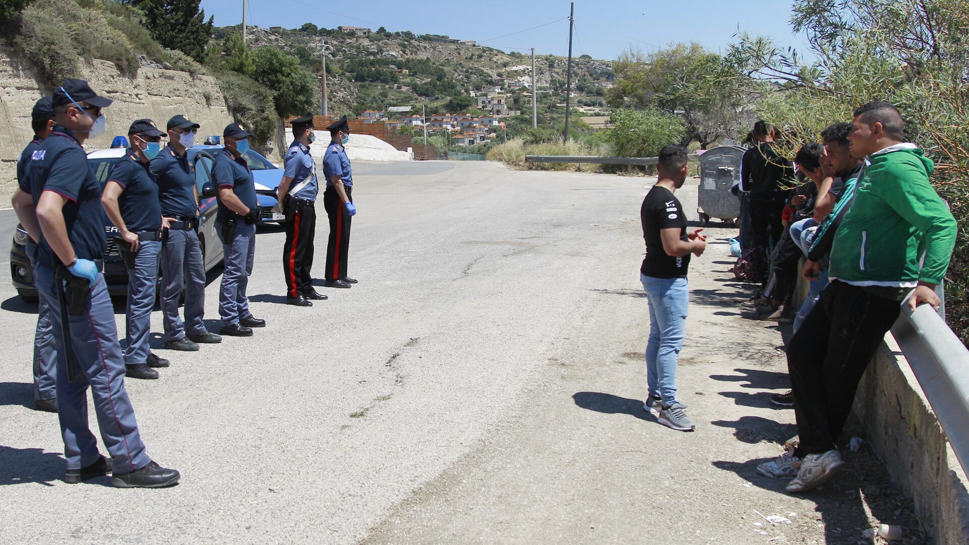 Migranti, rivolta in centro di accoglienza ad Agrigento. La polizia: “Queste strutture sono bombe a orologeria”