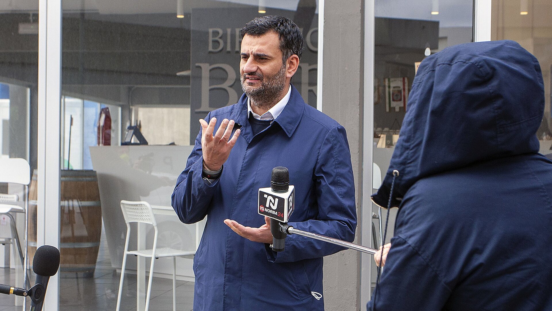 Nuovo DPCM: è scontro tra sindaci e governo. De Magistris: “Siamo neri”. Decaro: “È scaricabarile”