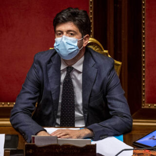 treno in corsa - Roberto Speranza su mascherine all'aperto