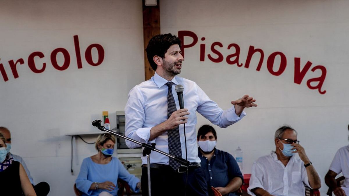Speranza: “Nelle prossime ore valuteremo restrizioni”, cosa può cambiare