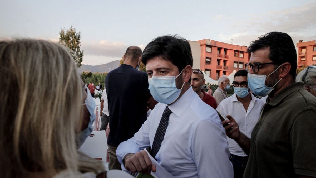 Speranza: “Nuovo lockdown non certo, state a casa ed evitate uscite inutili”