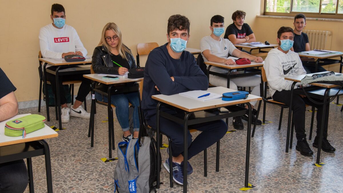 ISS: 3.266 focolai attivi, 14 forse a scuola. “Ci sono importanti segnali di allerta”