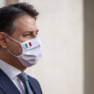 Giuseppe Conte su mascherine all'aperto
