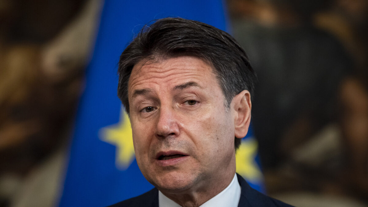 Dpcm, Conte: “Non manderemo la polizia a casa. Sacrifici per evitare il lockdown”